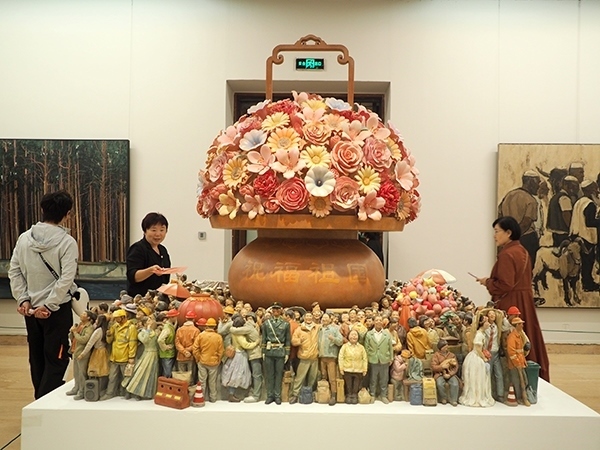 2024年9月28日，觀眾在中國(guó)美術(shù)館參觀“慶祝中華人民共和國(guó)成立75周年——第十四屆全國(guó)美術(shù)作品展覽進(jìn)京作品展”。杜建坡攝。來(lái)源：人民圖片網(wǎng)