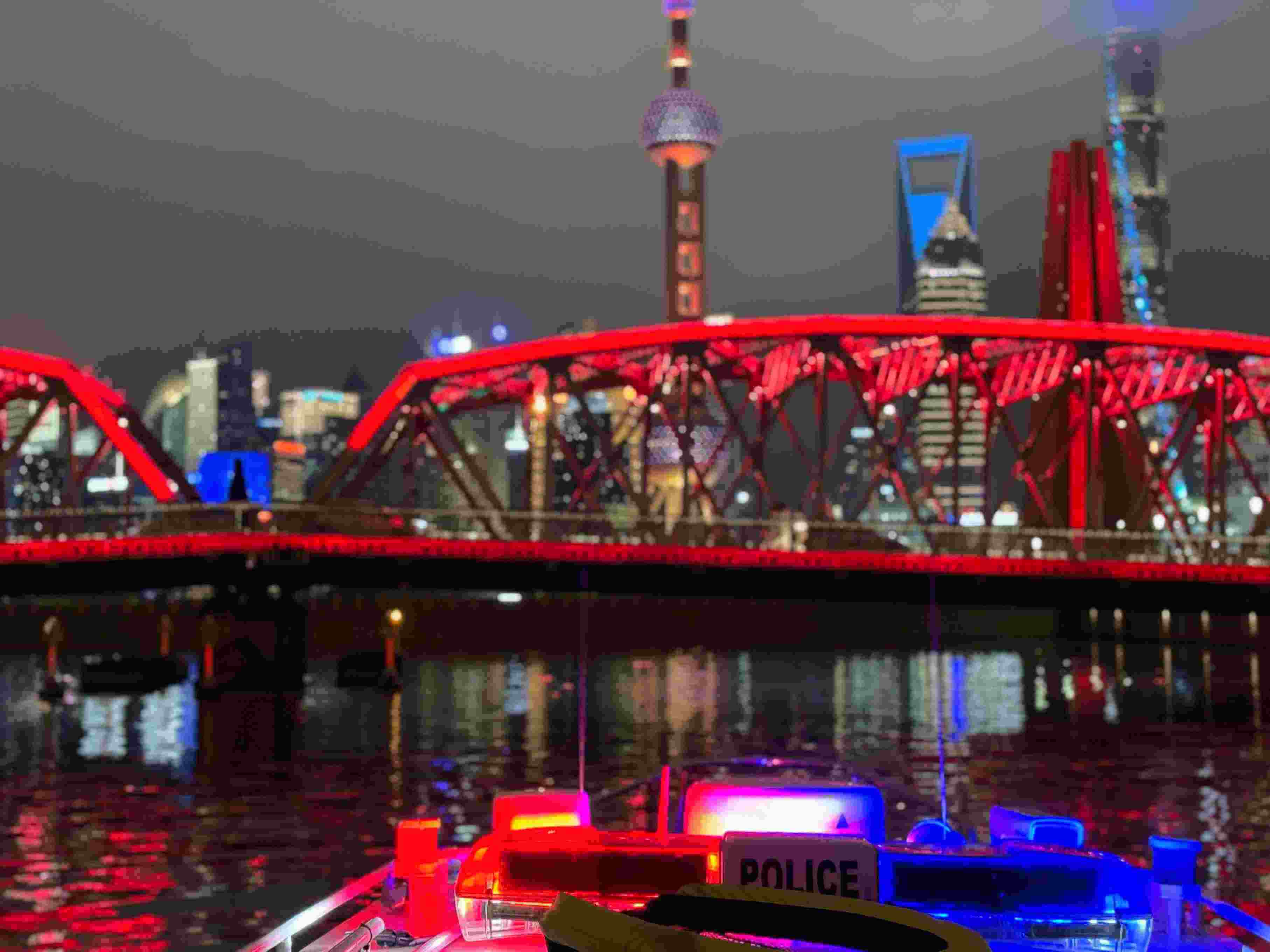 公安艇夜間巡邏。人民網(wǎng)記者 郝萍攝