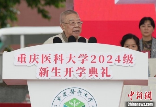 圖為陳宏礎(chǔ)教授為新生帶來“開學第一課”。中新網(wǎng)記者 周毅 攝