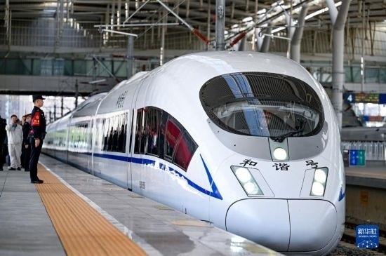 10月1日，由銀川開往惠農(nóng)的C8218次列車從銀川站駛出。