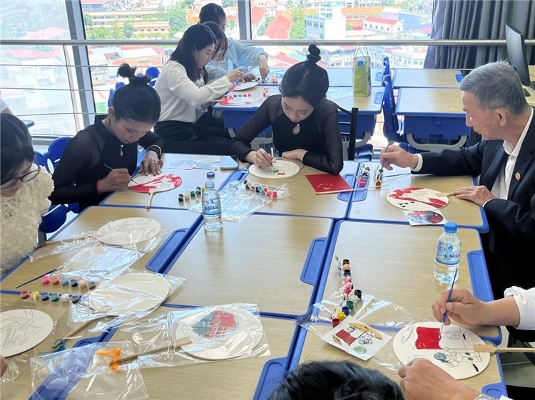 觀眾們在體驗(yàn)畫扇。Sem Sophea攝