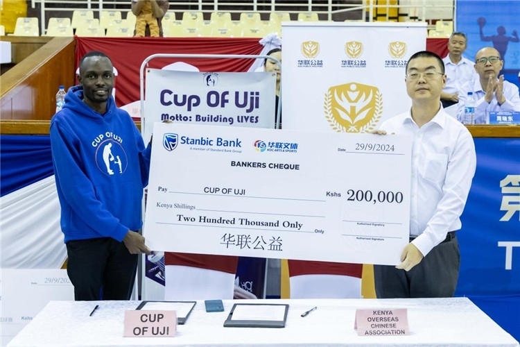 “華聯(lián)公益”與當?shù)貙W校供餐公益組織簽訂長期愛心捐助備忘錄。主辦方供圖