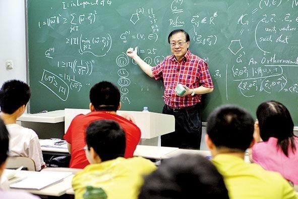 姚期智為清華大學(xué)學(xué)生授課。