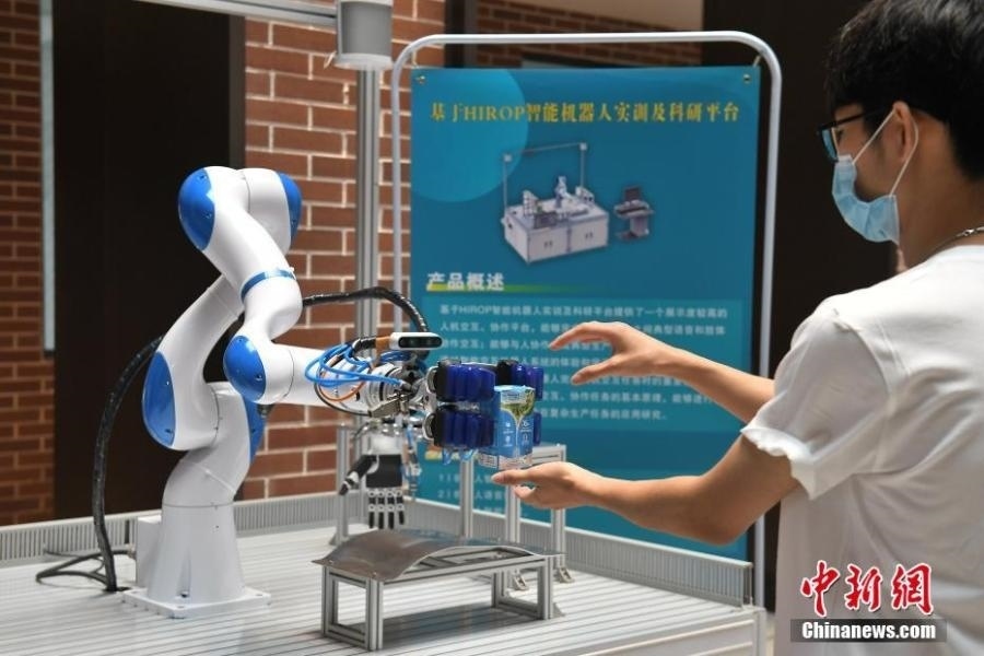  資料圖：高校為學(xué)生打造先進(jìn)科研平臺(tái)。中新社記者 陳楚紅 攝