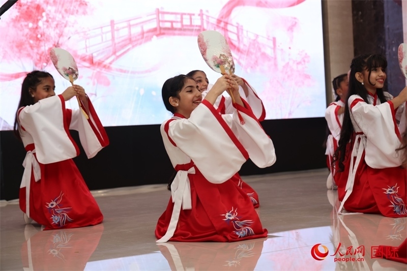 富查伊拉當(dāng)?shù)貙W(xué)校學(xué)生表演節(jié)目。人民網(wǎng)記者任皓宇攝