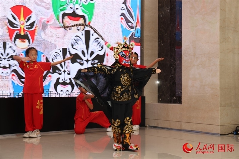 迪拜中國(guó)學(xué)校學(xué)生表演變臉。人民網(wǎng)記者任皓宇攝