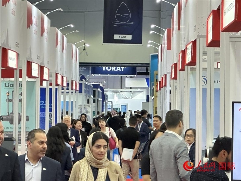 中國館前人頭攢動。人民網(wǎng)記者管克江攝