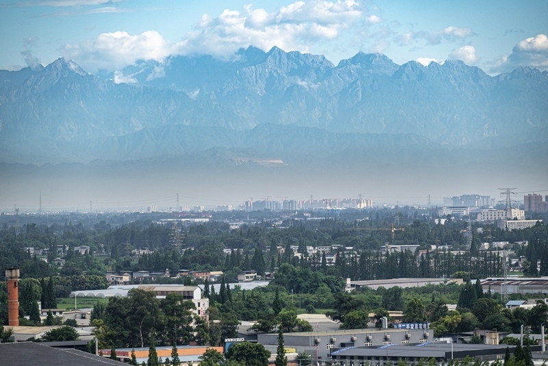 2024年7月1日，成都天氣晴好，遠處雪山清晰可見。