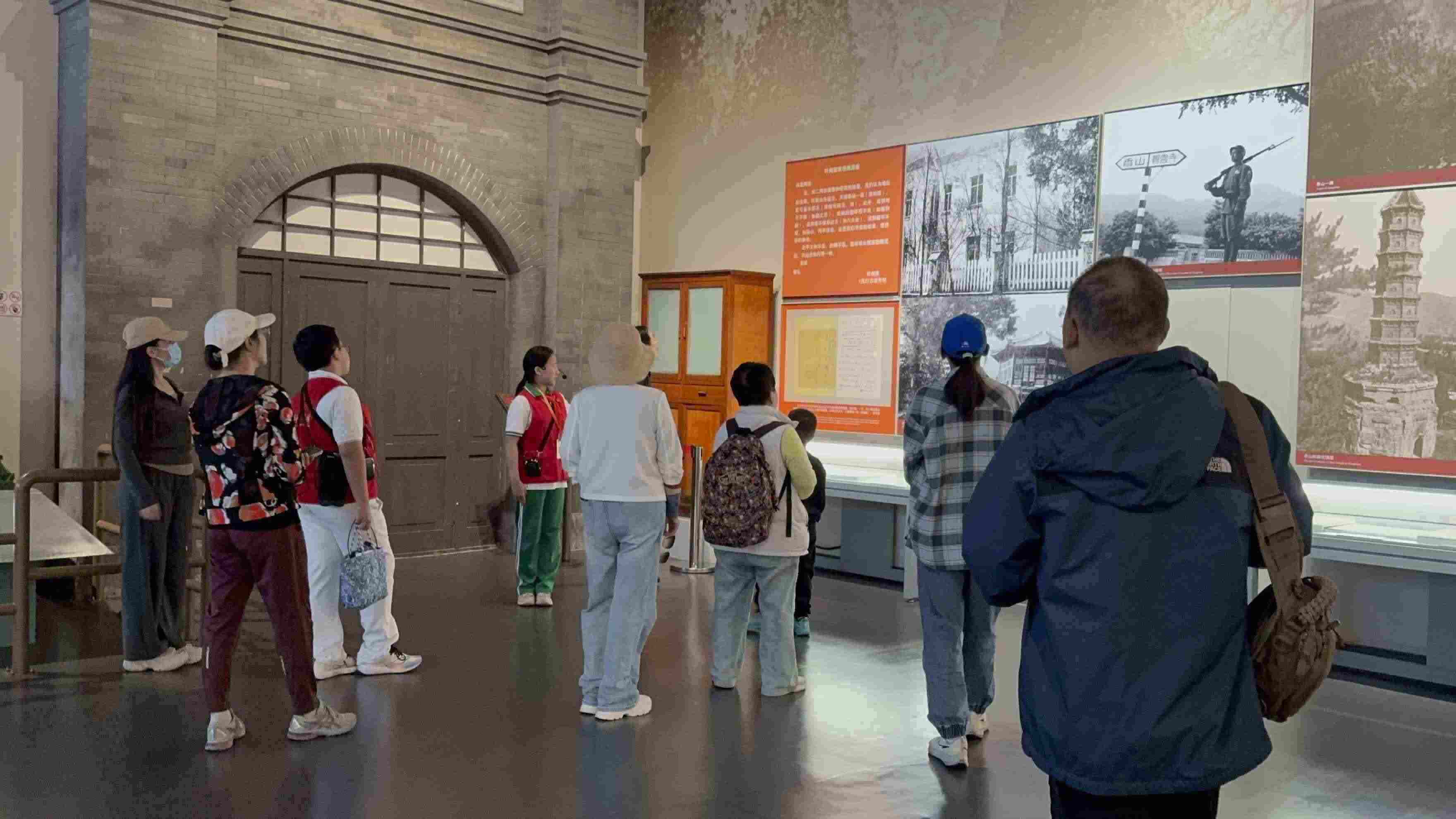 10月4日，北京香山革命紀(jì)念館內(nèi)，一名“紅領(lǐng)巾志愿者”正在為參觀者講解。人民網(wǎng)記者 劉微攝