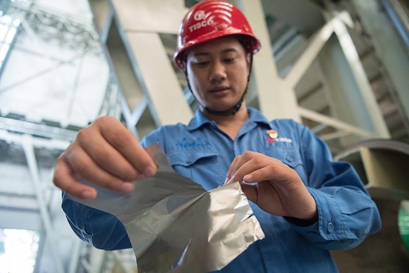 2018年8月8日，山西省太原市，太鋼不銹鋼精密帶鋼有限公司工作人員用手撕開(kāi)不銹鋼。