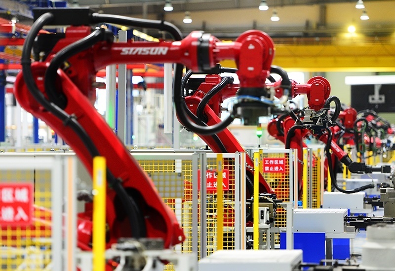 2019年11月22日，沈陽(yáng)，一家數(shù)字化智能工廠內(nèi)，名為SR210的機(jī)器人正在自主地抓取各種零部件，快速組裝稍小的工業(yè)機(jī)器人。