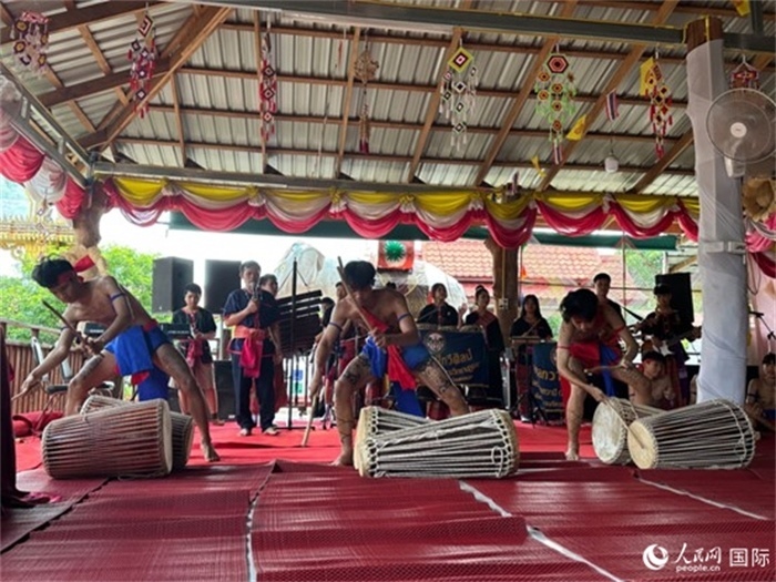泰國藝術(shù)團體給游客表演當(dāng)?shù)貍鹘y(tǒng)舞蹈。人民網(wǎng)記者 簡承淵攝