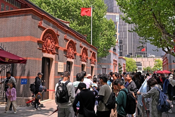 2024年5月3日，游客在位于上海的中共一大會(huì)址前參觀。新華社記者 劉穎 攝
