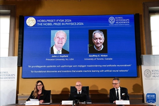 10月8日，在瑞典斯德哥爾摩舉行的2024年諾貝爾物理學獎公布現(xiàn)場，屏幕顯示獎項得主美國普林斯頓大學的約翰·霍普菲爾德和加拿大多倫多大學的杰弗里·欣頓。新華社記者 彭子洋 攝
