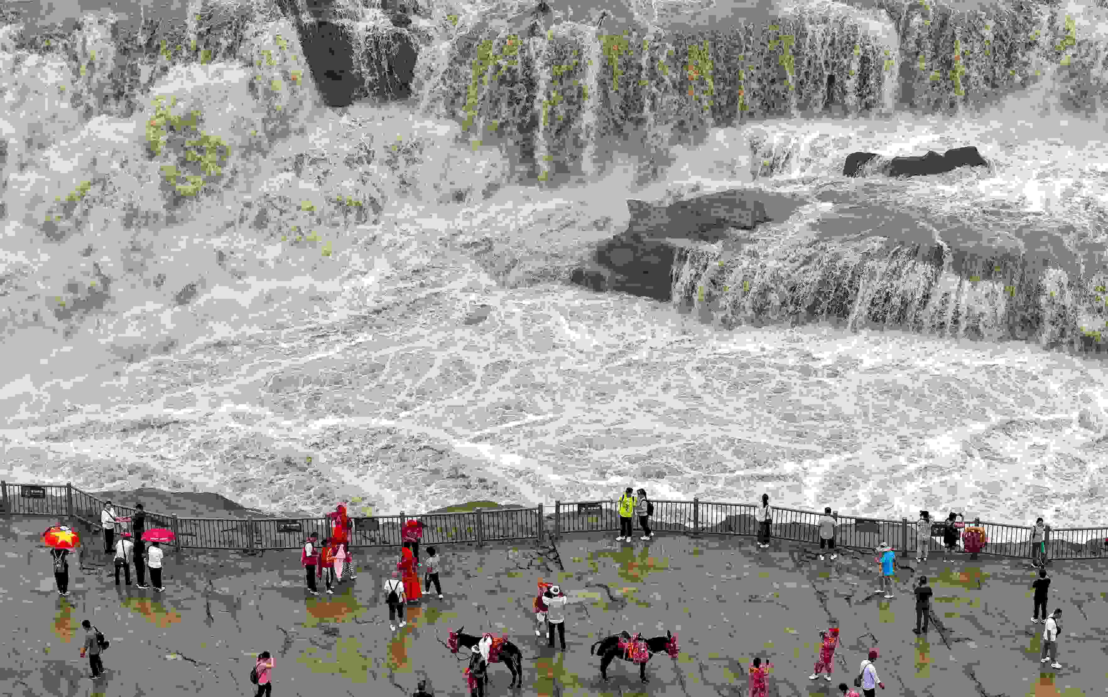 △2024年9月，游客在黃河壺口瀑布景區(qū)游覽。