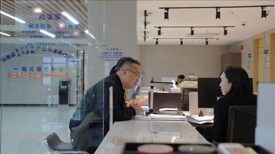 浙江省臺州市辦事群眾在政務(wù)服務(wù)中心咨詢業(yè)務(wù)辦理相關(guān)問題。圖片來源：人民網(wǎng)浙江頻道