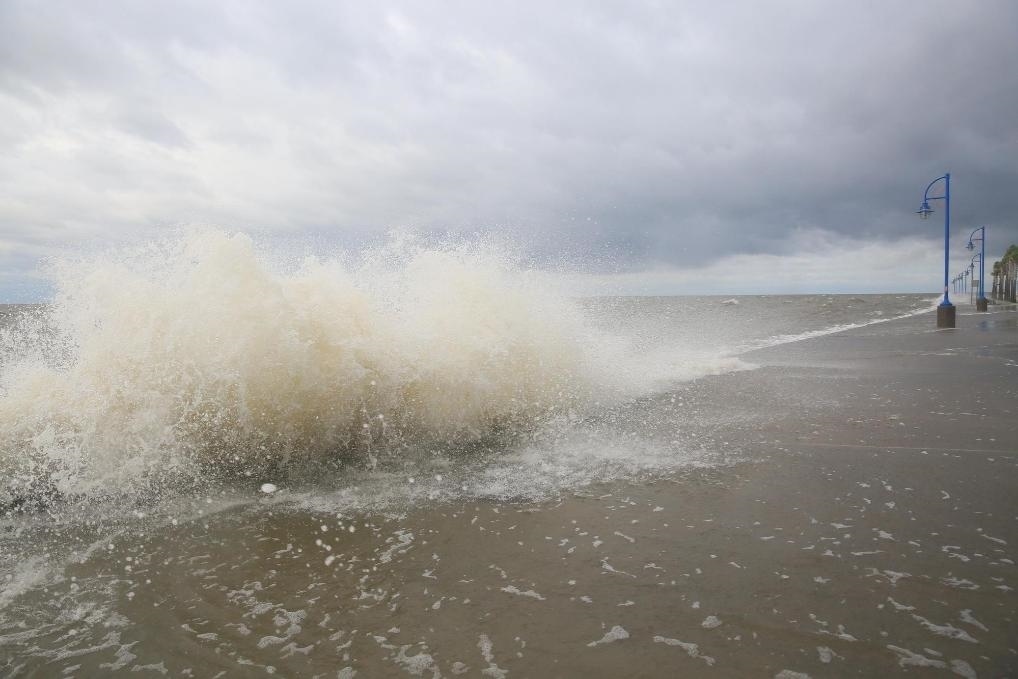 2020年9月15日，受颶風(fēng)“薩莉”影響，美國(guó)路易斯安那州新奧爾良的龐恰特雷恩湖巨浪拍岸。新華社發(fā)（魏蘭攝）