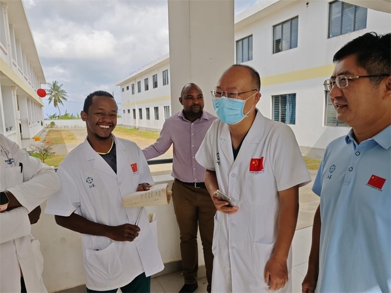 中桑醫(yī)護(hù)人員合作愉快。中國(guó)援桑醫(yī)療隊(duì) 供圖