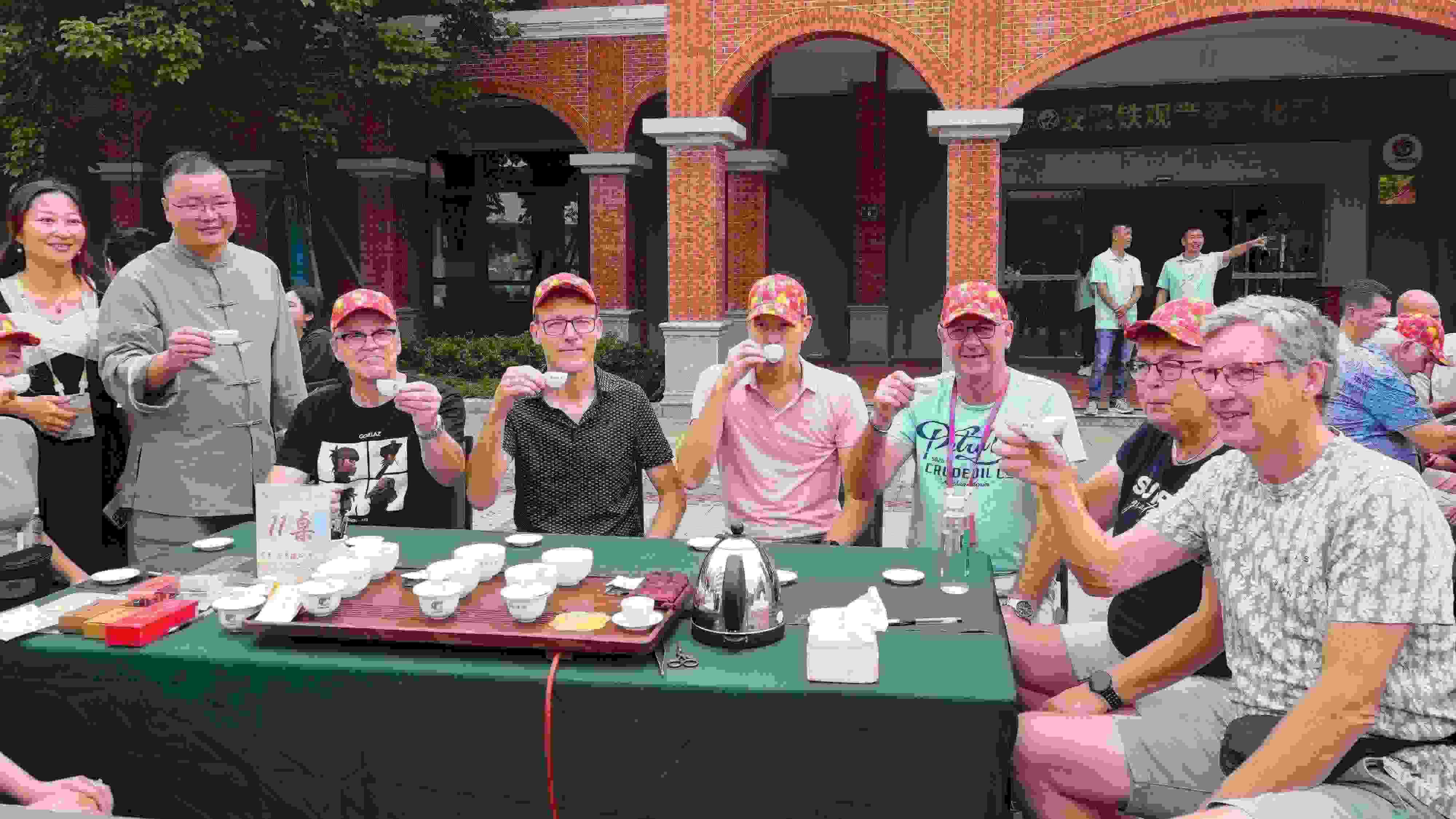 2023年10月4日，福建泉州，外國(guó)人品中國(guó)茶。