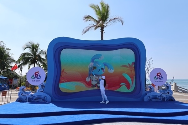 第12棒火炬手“點(diǎn)燃”現(xiàn)場大屏幕上運(yùn)動會吉祥物“吉貝”手中的火炬。主辦方供圖