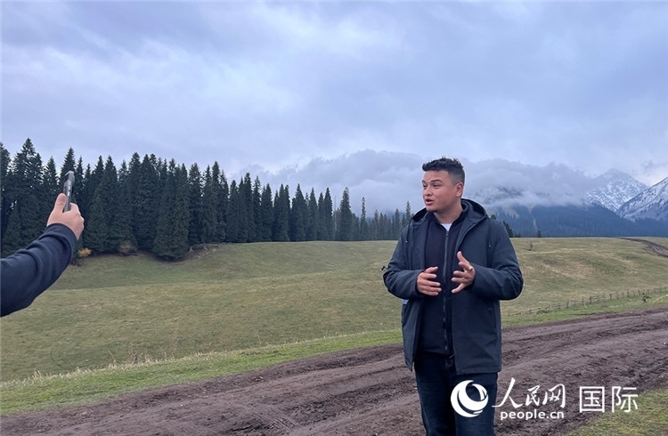 在庫(kù)爾德寧，吾買(mǎi)爾江被雪山美景震撼，即興錄制了短視頻作品。人民網(wǎng)記者曾書(shū)柔攝