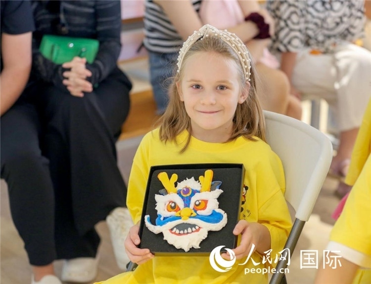 一名中文愛好者手捧生肖畫。人民網(wǎng)中東中心分社塔里克·易卜拉欣攝