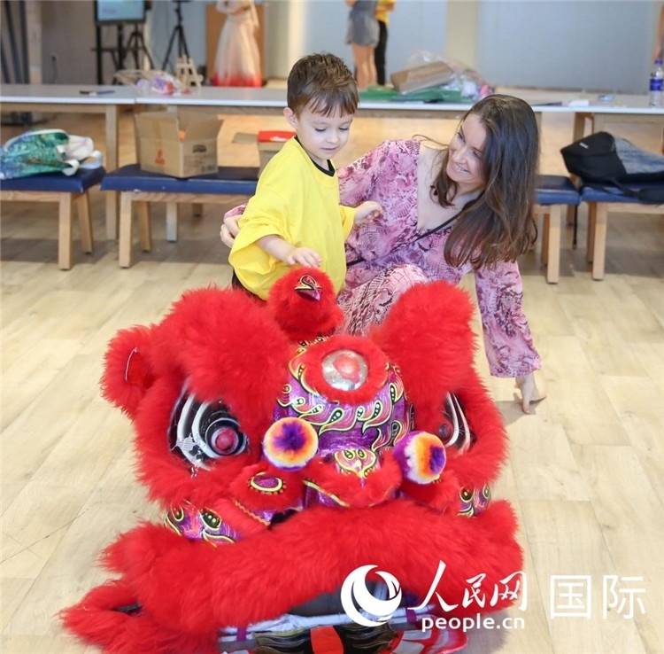 一名兒童在感受舞獅。人民網(wǎng)中東中心分社塔里克·易卜拉欣攝