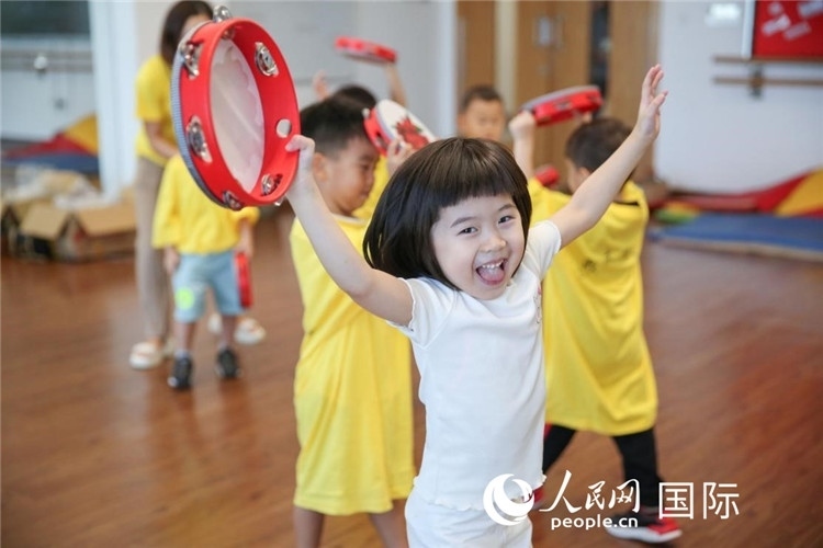 一名華裔兒童在參加音樂課程。人民網(wǎng)中東中心分社塔里克·易卜拉欣攝