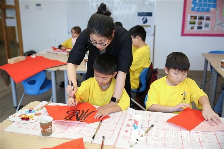 書法課場景。人民網(wǎng)中東中心分社塔里克·易卜拉欣攝