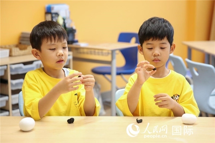 做手工。人民網(wǎng)中東中心分社塔里克·易卜拉欣攝