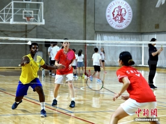 當(dāng)?shù)貢r(shí)間10月12日，巴西圣保羅，中國高校羽毛球代表團(tuán)和巴西羽毛球協(xié)會(huì)運(yùn)動(dòng)員切磋球技。 