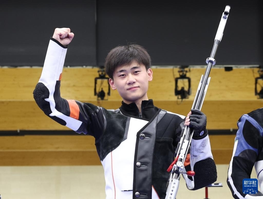 8月1日，在法國(guó)沙托魯舉行的巴黎奧運(yùn)會(huì)射擊男子50米步槍三姿決賽中，中國(guó)選手劉宇坤奪得冠軍。圖為劉宇坤在奪冠后慶祝。新華社記者 張帆 攝