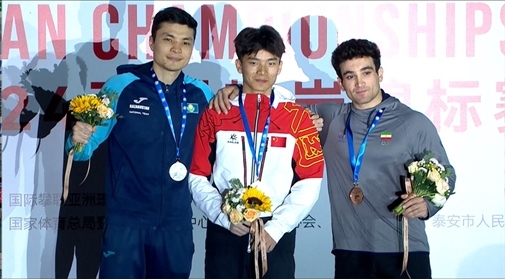 伍鵬（中）奪得男子速度項目冠軍。主辦方供圖