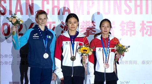 女子速度項目蒙世雪（中）奪冠，周婭菲（右）獲季軍。主辦方供圖