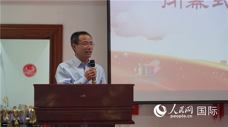 中國駐約翰內(nèi)斯堡代總領(lǐng)事周育江在閉幕式上致辭。 人民網(wǎng) 張茜攝