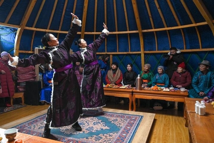 2023年12月21日，烏蘭牧騎隊(duì)員在內(nèi)蒙古阿其圖烏拉蘇木進(jìn)行舞蹈表演。