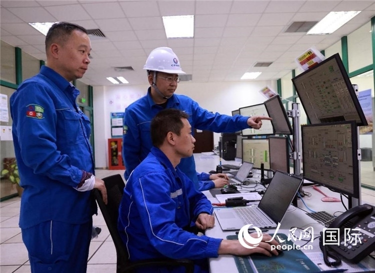 工作人員在一體化終端中央控制室工作。人民網(wǎng)記者管克江攝