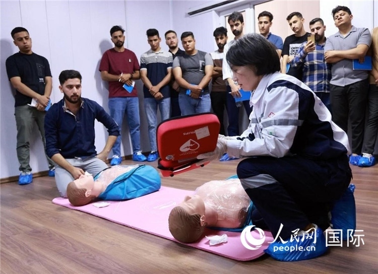 新進(jìn)油田工作的伊拉克大學(xué)生在接受急救培訓(xùn)。人民網(wǎng)記者管克江攝