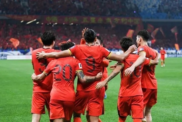 10月15日晚，張玉寧（9號(hào)）進(jìn)球后與隊(duì)友擁抱慶祝。新華社記者 李紫恒攝