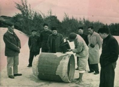 谷文昌（左一）與工程技術(shù)人員解決地下水供給（資料照片）。谷文昌帶領(lǐng)群眾修建了22座水庫和705處永久性水利工程，緩解了東山縣水資源極度缺乏的難題。