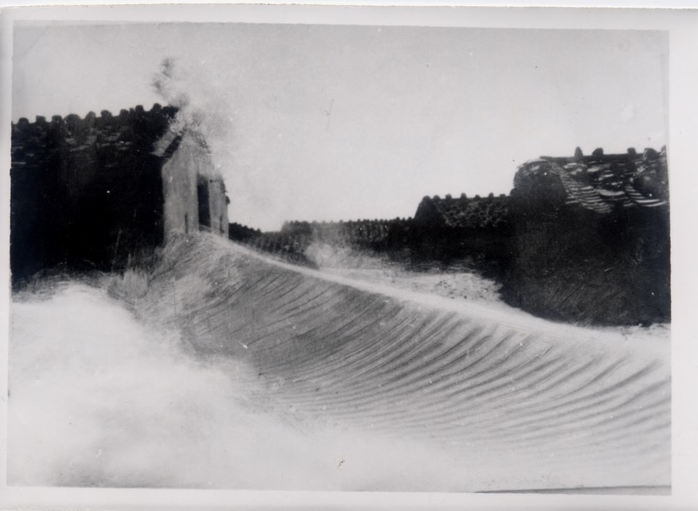 昔日的東山島風沙掩埋部分村民村舍（資料照片）。