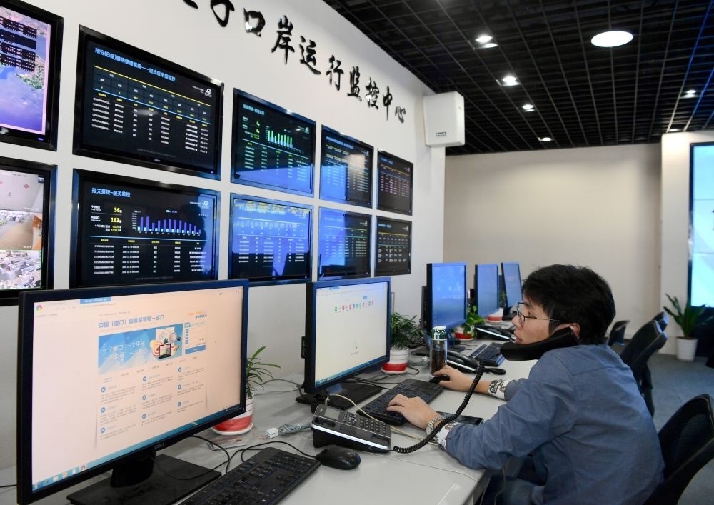 在中國（福建）自由貿(mào)易試驗區(qū)廈門片區(qū)，國際貿(mào)易“單一窗口”工作人員在網(wǎng)上受理業(yè)務(wù)（2018年11月15日攝）。“單一窗口”是關(guān)檢等口岸部門、地方政府相關(guān)部門、金融機構(gòu)等共同參與的口岸管理共享平臺。貿(mào)易商能夠通過一個入口提交貨物進出口或轉(zhuǎn)運所需要的單證或電子數(shù)據(jù)，實現(xiàn)“一個平臺、一點接入、一次申報、一次辦結(jié)”。