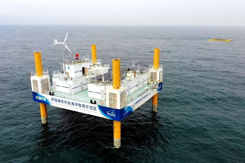 這是應(yīng)用5G技術(shù)的山東長島綜合試驗區(qū)南隍城國家級海洋牧場示范區(qū)海上平臺（2020年8月8日攝，無人機照片）。中國（山東）自由貿(mào)易試驗區(qū)設(shè)立以來，一系列大膽試、大膽闖、自主改的政策逐步落實，制度創(chuàng)新打通堵點、釋放活力，成為深化對外開放、發(fā)展海洋經(jīng)濟的重要抓手。