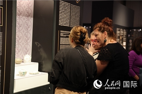 嘉賓參觀展覽。人民網(wǎng)記者 禹麗敏攝