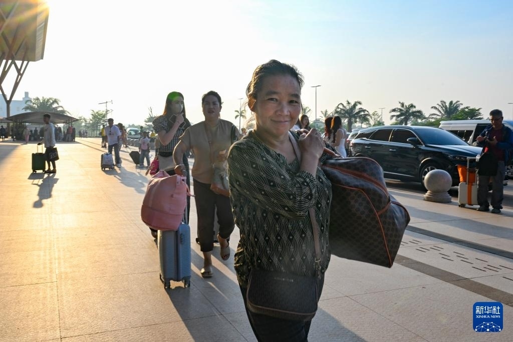 這是10月12日在老撾萬(wàn)象中老鐵路萬(wàn)象站拍攝的一名女子。新華社記者 程一恒 攝