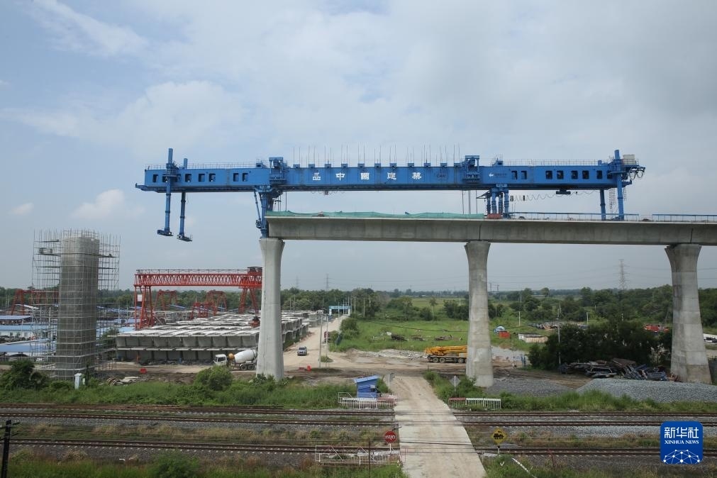 這是10月11日拍攝的位于泰國(guó)大城府的中泰高鐵項(xiàng)目4-3標(biāo)段施工現(xiàn)場(chǎng)。新華社記者 孫瑋彤 攝