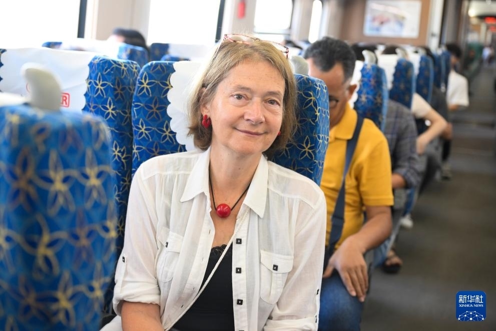 這是10月12日在老撾拍攝的中老鐵路C98列車(chē)上的一名乘客。新華社記者 程一恒 攝