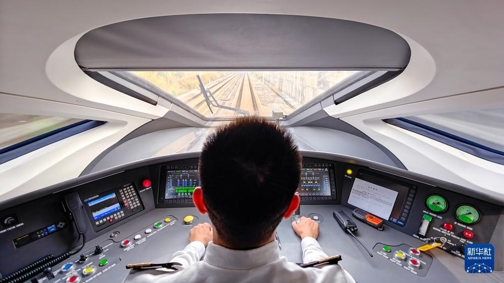 9月12日，司機(jī)駕駛高速動(dòng)車(chē)組列車(chē)行駛在雅萬(wàn)高鐵上（手機(jī)照片）。新華社記者 徐欽 攝