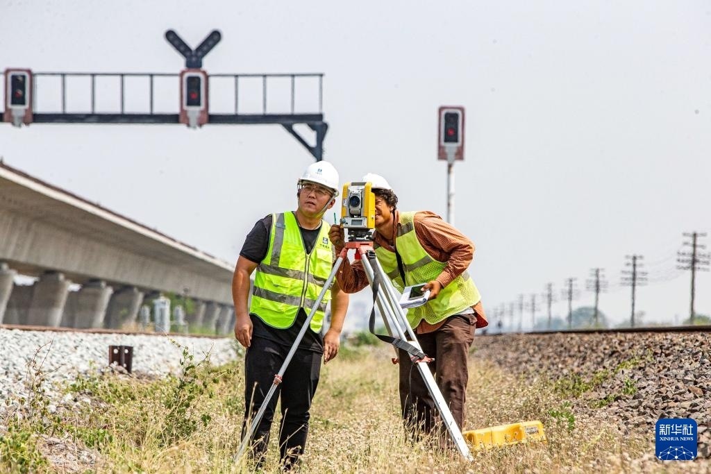5月1日，在泰國(guó)大城府，中泰高鐵項(xiàng)目工作人員在施工現(xiàn)場(chǎng)勘查。新華社記者 王騰 攝