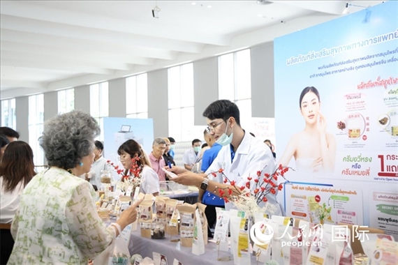 活動(dòng)現(xiàn)場(chǎng)，泰國(guó)華僑中醫(yī)院工作人員向來(lái)訪者介紹養(yǎng)生產(chǎn)品。人民網(wǎng)記者楊一攝